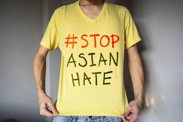 Hombre Vistiendo Camiseta Amarilla Con Texto Stop Asian Hate Fotos de stock libres de derechos