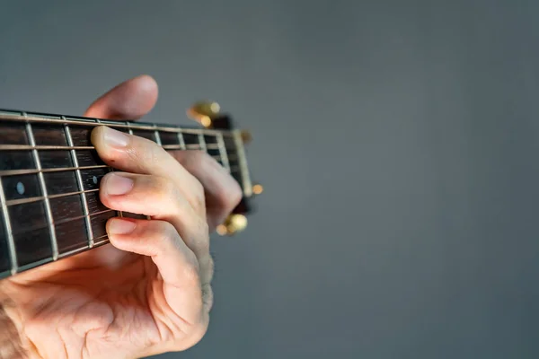 Sağ elinde kopyalama alanı olan gitar akorunu tutuyor.