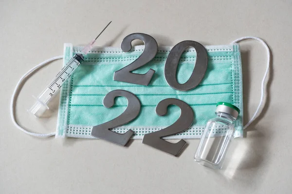 2022 yüz maskesi, şırınga ve aşı şişesiyle