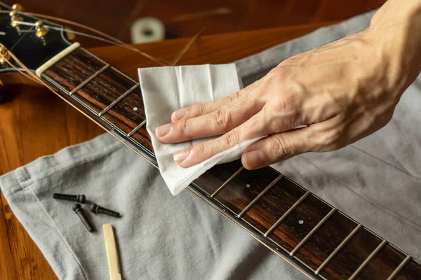 Gitár Fogólap Tisztítása Gitárhoz Készült Nedves Törlőkendővel — Stock Fotó