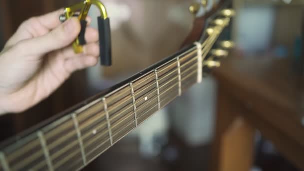 Feltenni Egy Capót Egy Akusztikus Gitárra — Stock videók