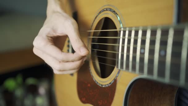 Tocar Guitarra Acústica Con Los Dedos — Vídeos de Stock