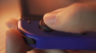 Analog kontrol çubuğu ile oyun oynanıyor