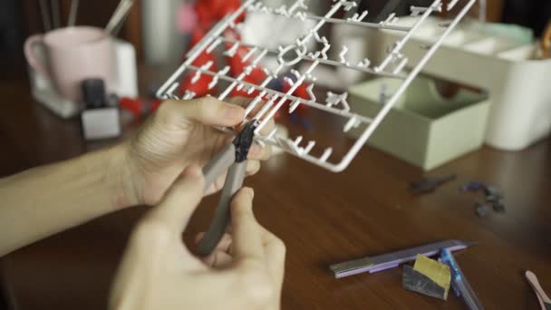 Człowiek Budujący Plastikowy Zestaw Modelek — Wideo stockowe