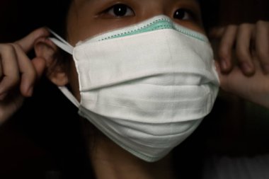 Çift maskeli bir adam.