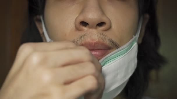 Seorang Pria Mengenakan Masker Ganda — Stok Video
