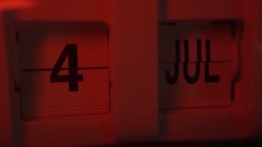 Saat havai fişeklerin renkli ışığıyla 4 Temmuz 'u gösteriyor.