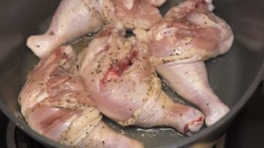 Tencerede taze tavuk bacağı pişiriyorum.