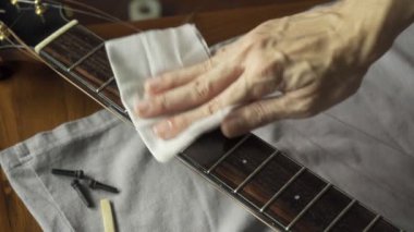 Gitar için ıslak mendillerle gitar panosu temizleme