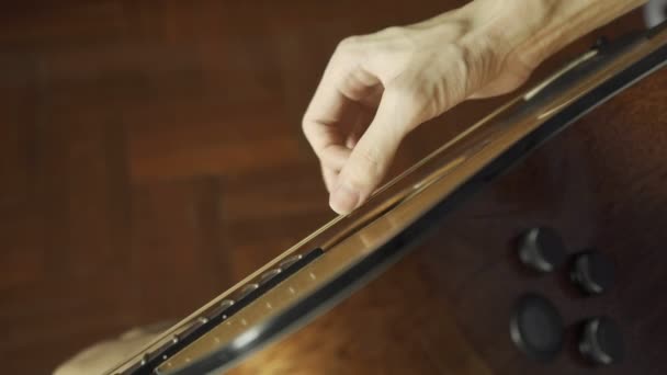 Parmaklarımla Akustik Gitar Çalıyorum — Stok video