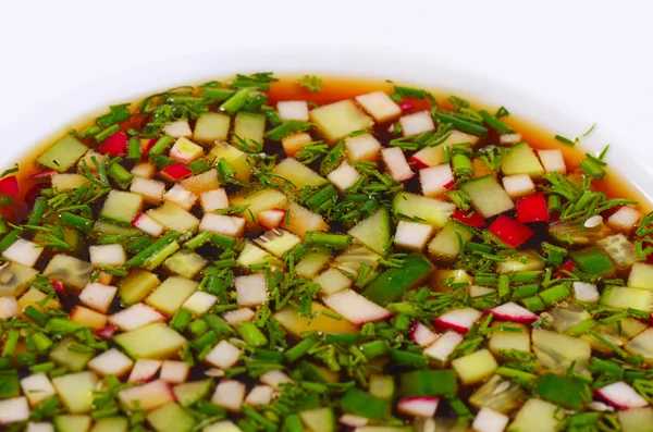 Okroshka származó friss zöldségek. Hideg leves. — Stock Fotó