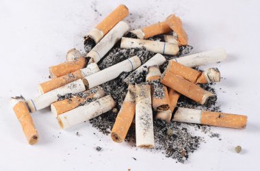 Sigara izmaritleri külleri arasında