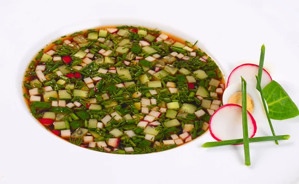 Okroshka taze sebze üzerinden. Soğuk çorba.