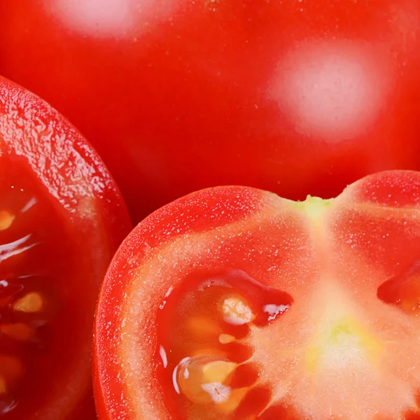 赤いトマトをカットします。マクロ — ストック写真