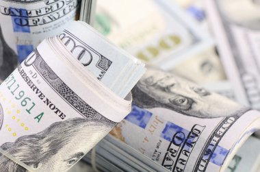 Arka plan olarak 100 dolarlık banknotlar