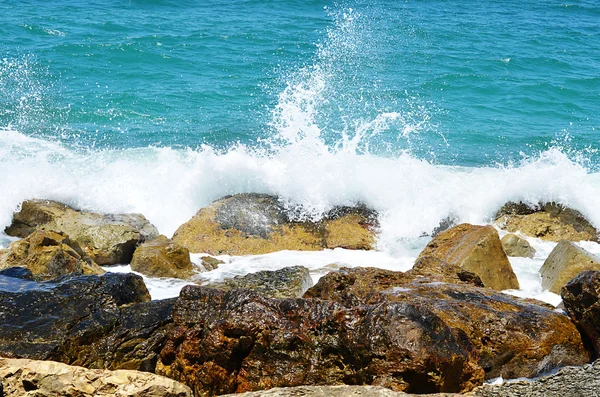 Konec vlny moře o kamenech — Stock fotografie