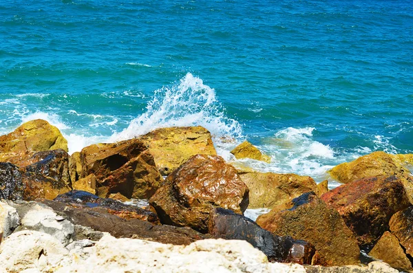 돌에 대 한 바다 파도 휴식 — 스톡 사진