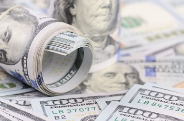 Arka plan olarak 100 dolarlık banknotlar