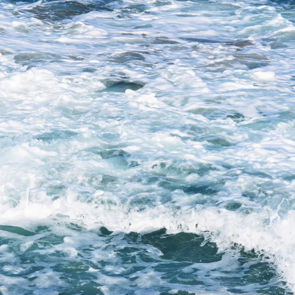 På nära håll beskåda av vackra blå havet — Stockfoto