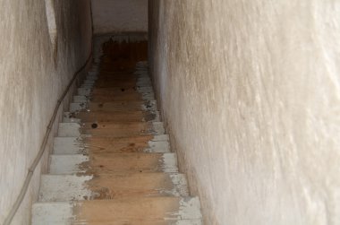 Eski taş merdivenle manastırdaki