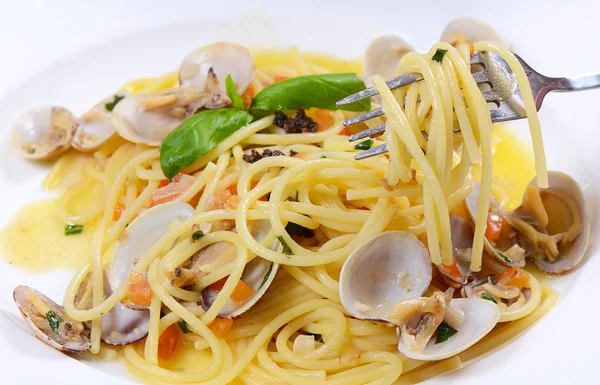 Спагетти с мидиями в мисках — стоковое фото