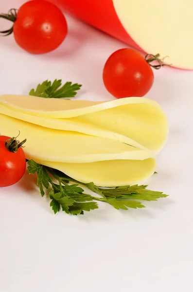 Geräucherter Käse isoliert auf weißem Hintergrund — Stockfoto