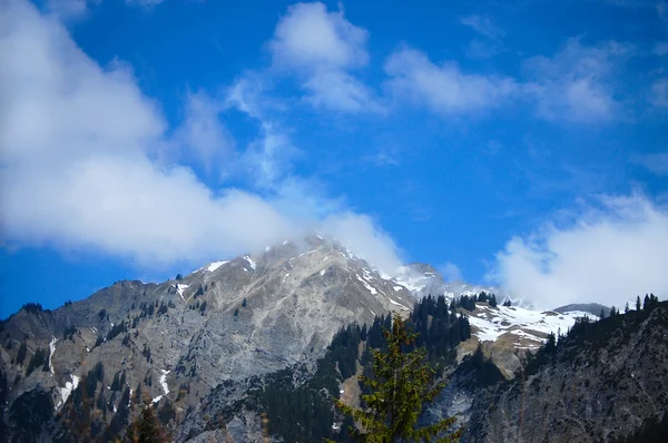 Montañas cubiertas de nieve contra el cielo — Foto de Stock