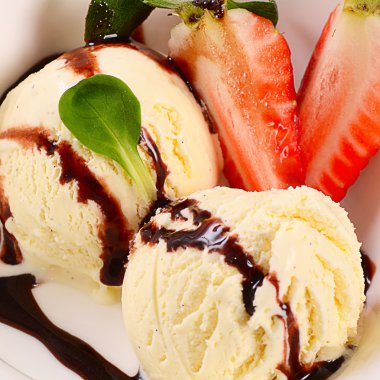Çilekli vanilyalı dondurma.