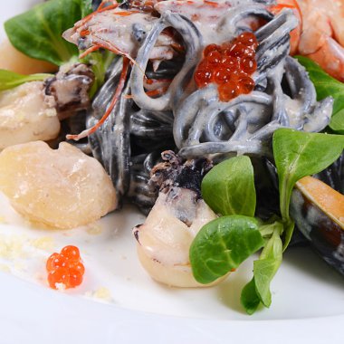 Deniz mahsullü siyah spagetti.