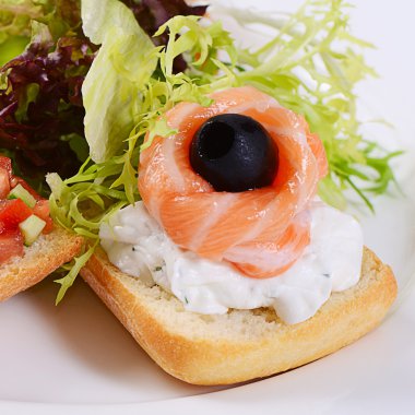 Bruschetta çeşitli soslar ile