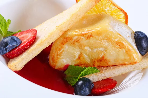 Gebakken camembert met berry saus — Stockfoto