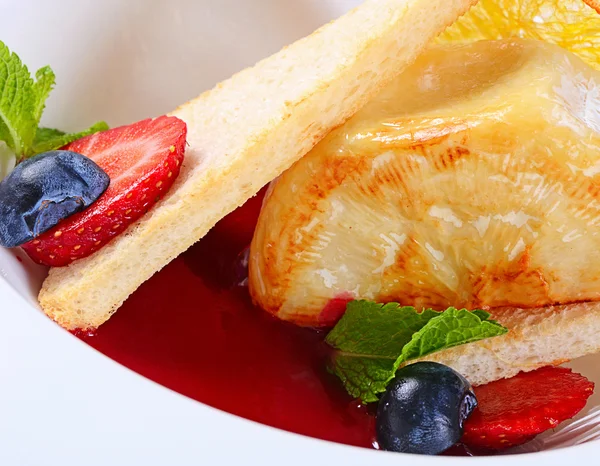 Gebakken camembert met berry saus — Stockfoto