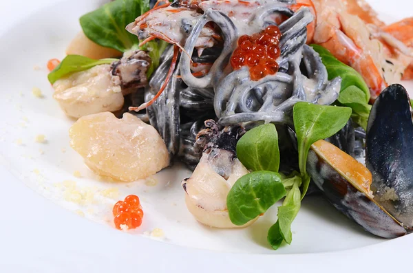 Black spaghetti with seafood — Stock Photo, Image