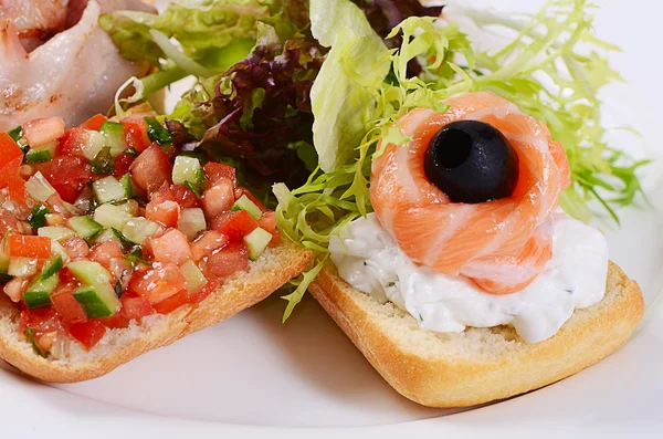 Bruschetta met verschillende toppings — Stockfoto