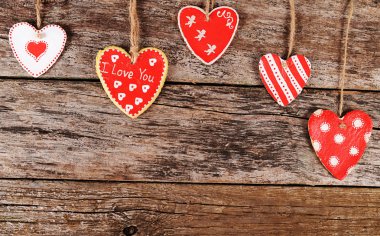 Kalpler ahşap arka plan üzerinde. Sevgililer günü