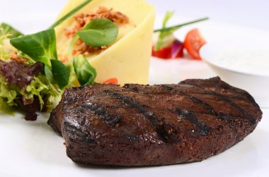 Püresi patates ve ıspanak ile karaciğer