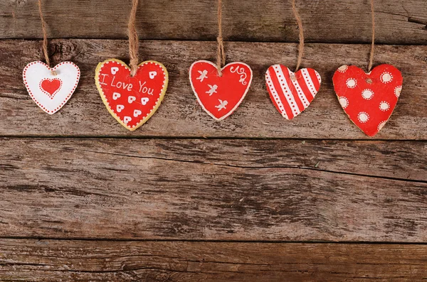 Coeurs sur fond en bois. Saint Valentin — Photo