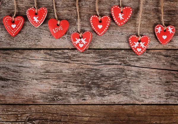 Harten op houten achtergrond. Aftelkalender voor Valentijnsdag — Stockfoto