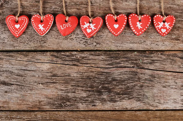 Corazones sobre fondo de madera. Día de San Valentín — Foto de Stock