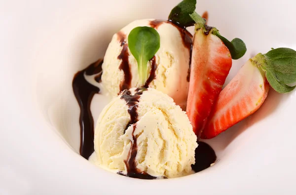 Gelato alla vaniglia con fragole — Foto Stock