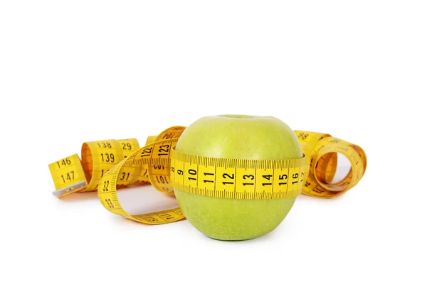 Fita métrica com maçã isolada — Fotografia de Stock