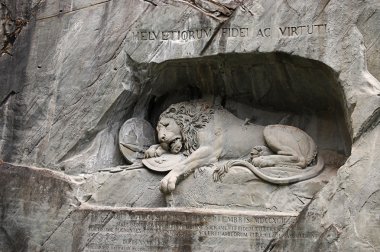 Lucerne içinde ölmekte olan aslan heykeli