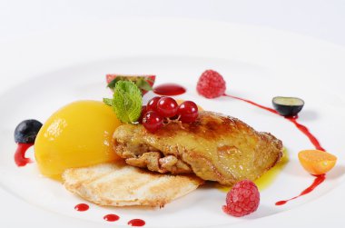 kaz ciğeri ile tost ve kayısı 