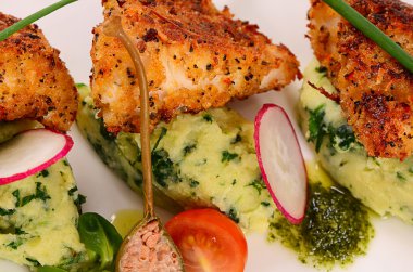 Kırıntıları patates püresi ile balık