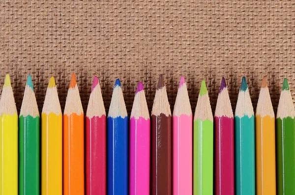 Lápices de color en un tablero — Foto de Stock