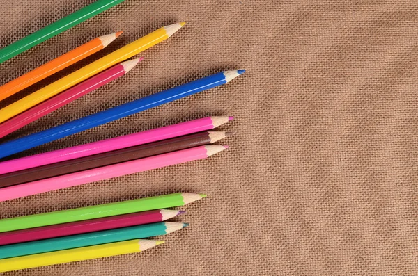 Lápices de color en un tablero — Foto de Stock