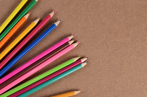 Lápices de color en un tablero — Foto de Stock