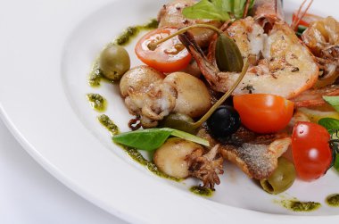 Sebzeli kızarmış deniz ürünleri