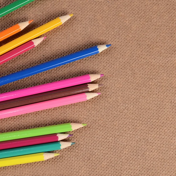 Lápices de color en un tablero — Foto de Stock