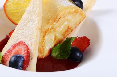 Berry soslu kızarmış peyniri